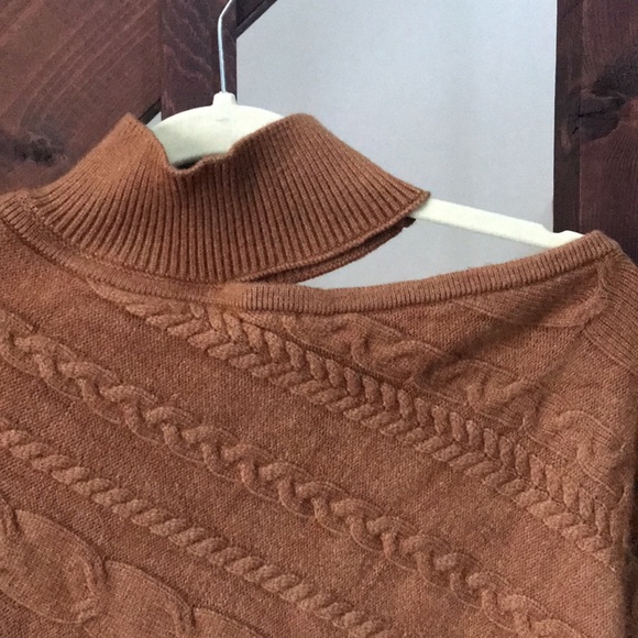 VENUS, beautiful brown, cold shoulder, cable knit sweater. Size S. - Picture 3 of 5